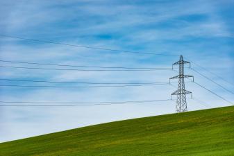 Die Elektra entlastet ab 2027 Kundinnen und Kunden mit tieferen Strompreisen und lanciert ein Batterieförderprogramm