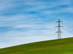 Die Elektra entlastet ab 2027 Kundinnen und Kunden mit tieferen Strompreisen und lanciert ein Batterieförderprogramm